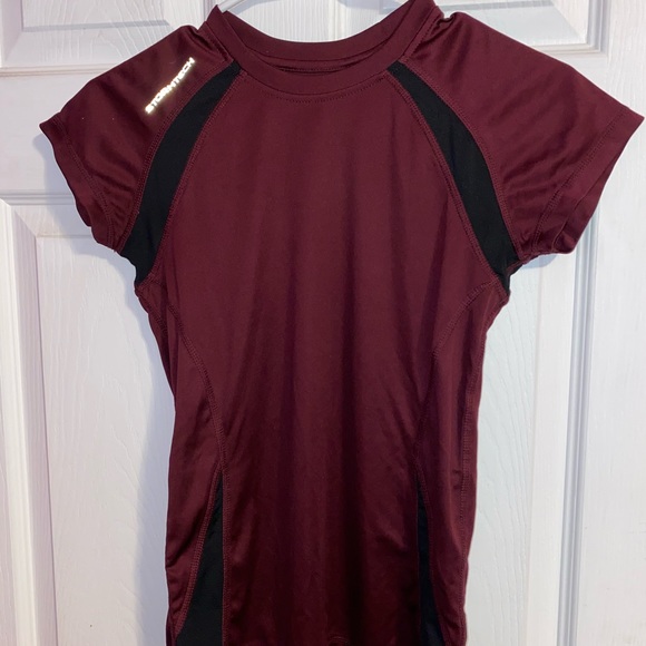 Women’s Stormtech Maroon Workout Shirt - Picture 3 of 3